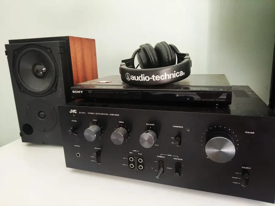 Impianto audio e cuffie per l'ascolto