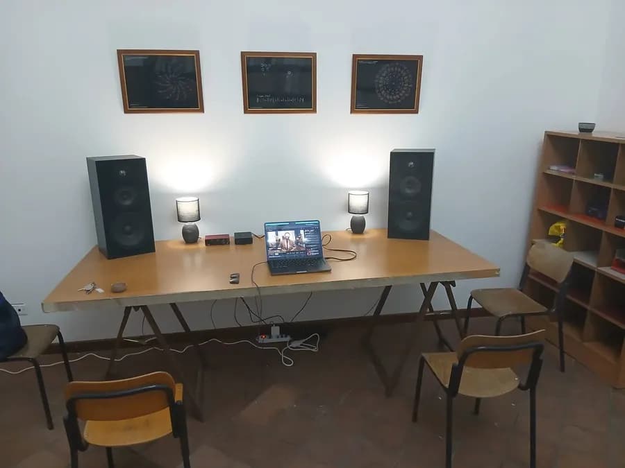 Aula di ascolto e teoria con casse da studio